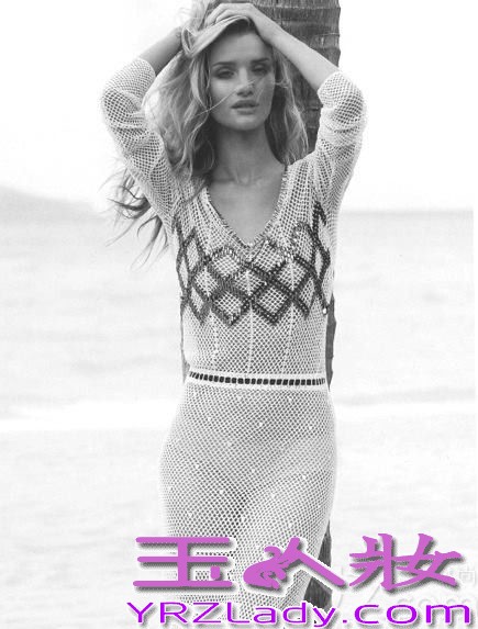 英国性感模特兼演员罗茜·汉丁顿·惠特莉（Rosie Huntington-Whiteley）热登《芭莎》杂志澳大利亚版2013年10月刊封面，由澳大利亚著名时尚摄影大师Simon Upton执镜。《芭莎》十月刊，罗茜就像海滩女神，在海边以各种性感之姿展现傲人身材，还展示了各种时尚品牌服饰。