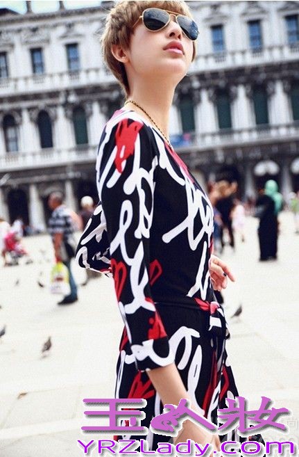 日前，张俪在异国拍摄的一组时尚大片曝光。写真中张俪以金色短发亮相，低调而又奢华尽显高贵冷艳气质。一身黑色长裙也将张俪高挑曼妙的身材展露无遗。张俪漫步在充满神秘色彩的异国街头举手投足间散发出迷人的魅力让人难以抵挡。
张俪近年来不仅在演艺事业上发展的顺风顺水，有利的外在条件加上时尚前卫的打扮因此被不少媒体誉为“时尚女王”。无论是女人味十足的长发还是时尚干练的短发张俪总能诠释出她特有的韵味。