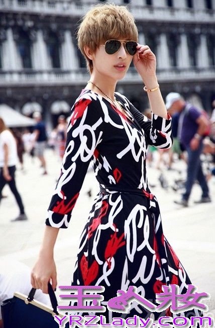 日前，张俪在异国拍摄的一组时尚大片曝光。写真中张俪以金色短发亮相，低调而又奢华尽显高贵冷艳气质。一身黑色长裙也将张俪高挑曼妙的身材展露无遗。张俪漫步在充满神秘色彩的异国街头举手投足间散发出迷人的魅力让人难以抵挡。
张俪近年来不仅在演艺事业上发展的顺风顺水，有利的外在条件加上时尚前卫的打扮因此被不少媒体誉为“时尚女王”。无论是女人味十足的长发还是时尚干练的短发张俪总能诠释出她特有的韵味。