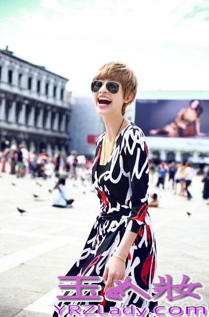 日前，张俪在异国拍摄的一组时尚大片曝光。写真中张俪以金色短发亮相，低调而又奢华尽显高贵冷艳气质。一身黑色长裙也将张俪高挑曼妙的身材展露无遗。张俪漫步在充满神秘色彩的异国街头举手投足间散发出迷人的魅力让人难以抵挡。
张俪近年来不仅在演艺事业上发展的顺风顺水，有利的外在条件加上时尚前卫的打扮因此被不少媒体誉为“时尚女王”。无论是女人味十足的长发还是时尚干练的短发张俪总能诠释出她特有的韵味。