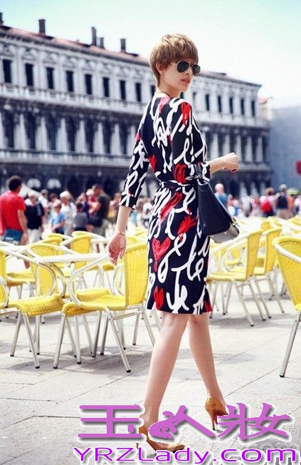 日前，张俪在异国拍摄的一组时尚大片曝光。写真中张俪以金色短发亮相，低调而又奢华尽显高贵冷艳气质。一身黑色长裙也将张俪高挑曼妙的身材展露无遗。张俪漫步在充满神秘色彩的异国街头举手投足间散发出迷人的魅力让人难以抵挡。
张俪近年来不仅在演艺事业上发展的顺风顺水，有利的外在条件加上时尚前卫的打扮因此被不少媒体誉为“时尚女王”。无论是女人味十足的长发还是时尚干练的短发张俪总能诠释出她特有的韵味。