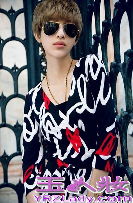 日前，张俪在异国拍摄的一组时尚大片曝光。写真中张俪以金色短发亮相，低调而又奢华尽显高贵冷艳气质。一身黑色长裙也将张俪高挑曼妙的身材展露无遗。张俪漫步在充满神秘色彩的异国街头举手投足间散发出迷人的魅力让人难以抵挡。
张俪近年来不仅在演艺事业上发展的顺风顺水，有利的外在条件加上时尚前卫的打扮因此被不少媒体誉为“时尚女王”。无论是女人味十足的长发还是时尚干练的短发张俪总能诠释出她特有的韵味。