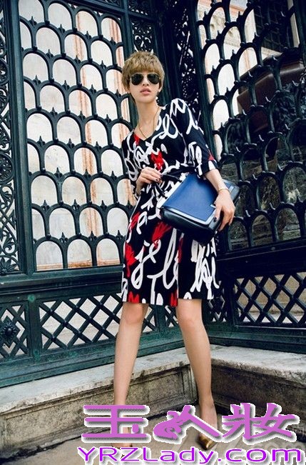 日前，张俪在异国拍摄的一组时尚大片曝光。写真中张俪以金色短发亮相，低调而又奢华尽显高贵冷艳气质。一身黑色长裙也将张俪高挑曼妙的身材展露无遗。张俪漫步在充满神秘色彩的异国街头举手投足间散发出迷人的魅力让人难以抵挡。
张俪近年来不仅在演艺事业上发展的顺风顺水，有利的外在条件加上时尚前卫的打扮因此被不少媒体誉为“时尚女王”。无论是女人味十足的长发还是时尚干练的短发张俪总能诠释出她特有的韵味。