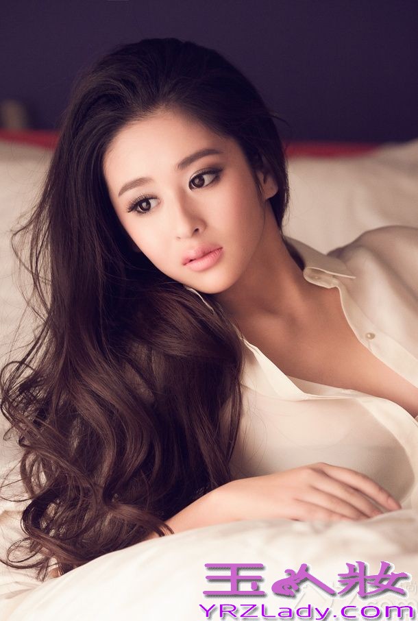 颖儿，中国内地影视女演员。1988年12月12日生于湖南省常德市，2009年毕业于中央戏剧学院表演系。2007年，参演首部电视剧《婚姻之痒》。2011年，凭借电视剧《千山暮雪》童雪一角成名，获得搜狐冬季电视剧盛典“最佳新人”奖。2012年凭借青春励志偶像剧 《小菊的春天》获得华鼎奖“最佳新锐女演员”奖。