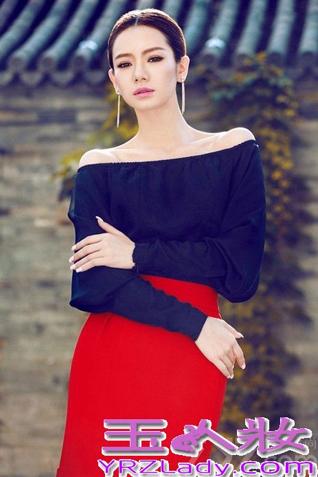 <p>近日戚薇为某杂志拍摄了一组秋季大片，在忙碌的工作档期中，她特意与大家分享自己关于时尚的感受。&ldquo;我自己是一个对时尚很少研究的人，我一直觉得你反而应该更多的了解自己，唯有你足够的自信才能去驾驭那些时尚的单品，甚至挑战别人的眼球。&rdquo;拍摄当日京城迎来降温，一袭带着凉意的秋风让戚薇心情大好：&ldquo;我最喜欢北京的季节就是秋天，你可以穿出很多层次的感觉，然后有时间可以跟好友一起去上街或者咖啡馆。&rdquo;</p>