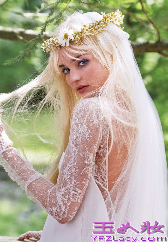 澳洲顶级名模米兰达·可儿（Miranda Kerr）在众人面前一向举止大方，优雅高贵，很少拍与色情相关的写真图片。近日可儿为美国著名时尚《V》杂志拍摄了一组坏女孩性感诱惑写真，真实体现70年代艳星西西丽娜的风采。本次，可儿完全放弃了自己的好女孩形象，身着性感蕾丝花边，诱人丝袜，袒胸露乳，大摆各种挑逗姿势，撩人的很！