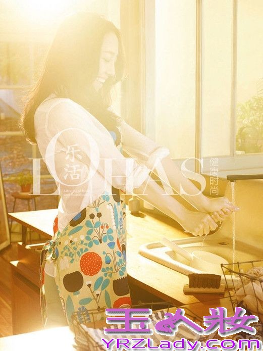 <p>近日，白百何曝光了一组初秋恬静封面写真。写真中，白百何置身&ldquo;家&rdquo;中，一会儿在午后的阳光中，快乐的在厨房中清洗，一会儿在沙发、楼梯间娴静的享受时光，又或是在房间中轻松的叠放衣物。恬静快乐的轻吟着回家的歌。</p>