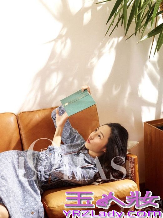 <p>近日，白百何曝光了一组初秋恬静封面写真。写真中，白百何置身&ldquo;家&rdquo;中，一会儿在午后的阳光中，快乐的在厨房中清洗，一会儿在沙发、楼梯间娴静的享受时光，又或是在房间中轻松的叠放衣物。恬静快乐的轻吟着回家的歌。</p>