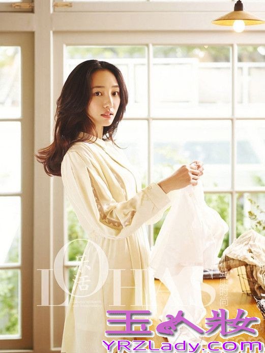 <p>近日，白百何曝光了一组初秋恬静封面写真。写真中，白百何置身&ldquo;家&rdquo;中，一会儿在午后的阳光中，快乐的在厨房中清洗，一会儿在沙发、楼梯间娴静的享受时光，又或是在房间中轻松的叠放衣物。恬静快乐的轻吟着回家的歌。</p>