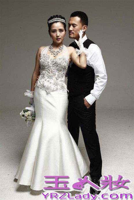 <p>华谊旗下&ldquo;情歌手&rdquo;何洁与演员赫子铭的大婚日期已渐渐临近，这对一直备受媒体和粉丝关注的新人，不仅通过两人的合唱歌曲《经过》和婚礼单曲《我们结婚吧》与大家分享幸福时刻，近日更是接连曝光了两人的甜蜜婚纱照向大家传递喜悦。</p>