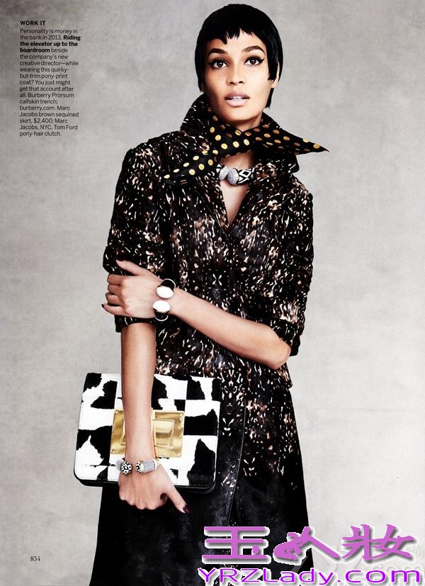 波多黎各短发美女琼·斯莫斯（Joan Smalls）《Vogue》美国版2013年9月刊时尚写真图片，由摄影师Patrick Demarchelier执镜，化妆师Camilla Nickerson造型。封面上，琼·斯莫斯给大家完美呈现了各种时尚奢华大衣，告诉大家这个秋天，外衣才是真正的服装主角。