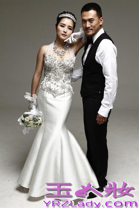 <p>华谊旗下&ldquo;情歌手&rdquo;何洁与演员赫子铭的大婚日期已渐渐临近，这对一直备受媒体和粉丝关注的新人，不仅通过两人的合唱歌曲《经过》和婚礼单曲《我们结婚吧》与大家分享幸福时刻，近日更是接连曝光了两人的甜蜜婚纱照向大家传递喜悦。</p>