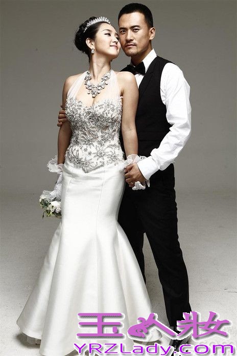 <p>华谊旗下&ldquo;情歌手&rdquo;何洁与演员赫子铭的大婚日期已渐渐临近，这对一直备受媒体和粉丝关注的新人，不仅通过两人的合唱歌曲《经过》和婚礼单曲《我们结婚吧》与大家分享幸福时刻，近日更是接连曝光了两人的甜蜜婚纱照向大家传递喜悦。</p>