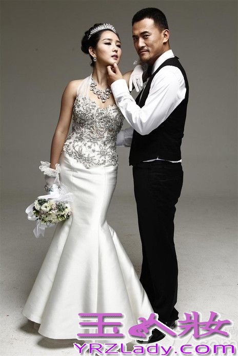 <p>华谊旗下&ldquo;情歌手&rdquo;何洁与演员赫子铭的大婚日期已渐渐临近，这对一直备受媒体和粉丝关注的新人，不仅通过两人的合唱歌曲《经过》和婚礼单曲《我们结婚吧》与大家分享幸福时刻，近日更是接连曝光了两人的甜蜜婚纱照向大家传递喜悦。</p>