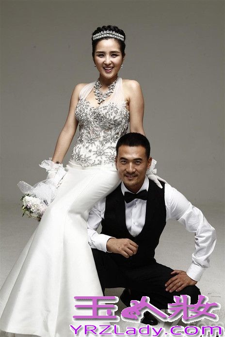 <p>华谊旗下&ldquo;情歌手&rdquo;何洁与演员赫子铭的大婚日期已渐渐临近，这对一直备受媒体和粉丝关注的新人，不仅通过两人的合唱歌曲《经过》和婚礼单曲《我们结婚吧》与大家分享幸福时刻，近日更是接连曝光了两人的甜蜜婚纱照向大家传递喜悦。</p>