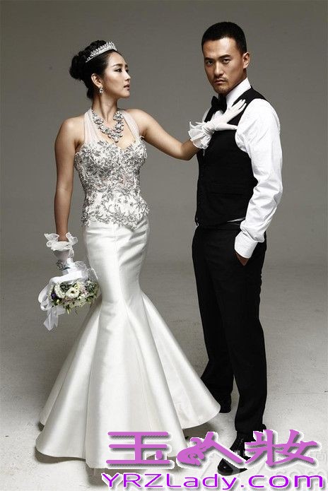 <p>华谊旗下&ldquo;情歌手&rdquo;何洁与演员赫子铭的大婚日期已渐渐临近，这对一直备受媒体和粉丝关注的新人，不仅通过两人的合唱歌曲《经过》和婚礼单曲《我们结婚吧》与大家分享幸福时刻，近日更是接连曝光了两人的甜蜜婚纱照向大家传递喜悦。</p>