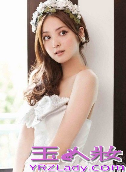 日本美女明星佐佐木希是以模特身份出道，因为甜美的长相和全身散发出的清纯气质，佐佐木希被日本民众选为“最美丽面孔日本美女”。今年25岁的佐佐木希也因此而成为人气模特，成为了广告、杂志大片的新宠，下面就一起来欣赏佐佐木希唯美浪漫的婚纱写真吧！
