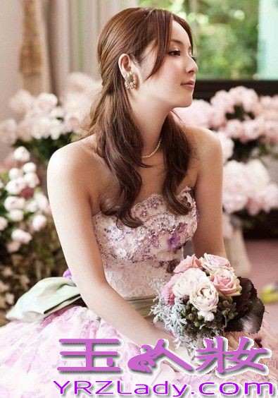 日本美女明星佐佐木希是以模特身份出道，因为甜美的长相和全身散发出的清纯气质，佐佐木希被日本民众选为“最美丽面孔日本美女”。今年25岁的佐佐木希也因此而成为人气模特，成为了广告、杂志大片的新宠，下面就一起来欣赏佐佐木希唯美浪漫的婚纱写真吧！
