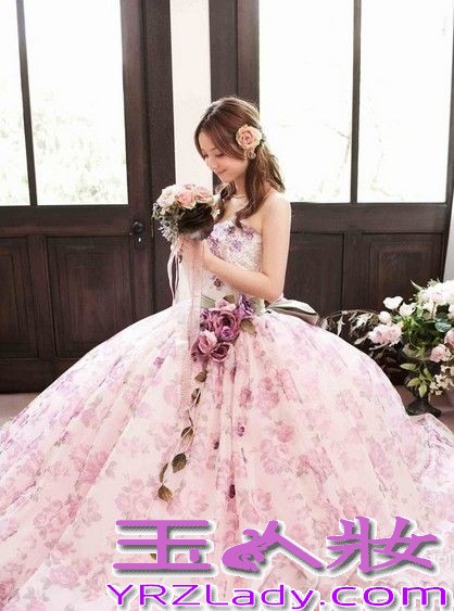 日本美女明星佐佐木希是以模特身份出道，因为甜美的长相和全身散发出的清纯气质，佐佐木希被日本民众选为“最美丽面孔日本美女”。今年25岁的佐佐木希也因此而成为人气模特，成为了广告、杂志大片的新宠，下面就一起来欣赏佐佐木希唯美浪漫的婚纱写真吧！
