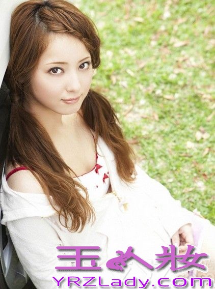 日本美女明星佐佐木希是以模特身份出道，因为甜美的长相和全身散发出的清纯气质，佐佐木希被日本民众选为“最美丽面孔日本美女”。今年25岁的佐佐木希也因此而成为人气模特，成为了广告、杂志大片的新宠，下面就一起来欣赏佐佐木希唯美浪漫的婚纱写真吧！
