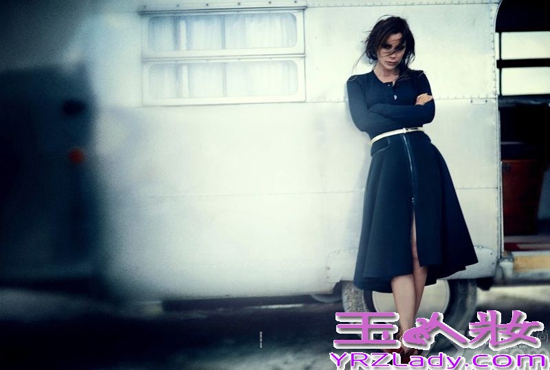 英国时尚设计师维多利亚·贝克汉姆（Victoria Beckham）闪耀《Vogue》澳大利亚版2013年9月刊封面，由摄影师Boo George掌镜，化妆师Carline Newell造型。
从流行歌手变身时尚设计师，维多利亚本身拥有着不可忽视的力量。《Vogue》澳大利亚版2013年9月刊封面时尚图片，向大家展示了一个充满力量和魅力的女性角色，杂志内容里前辣妹还给大家讲述了她的母亲经历、时尚帝国以及与英国最有名的足球运动员贝克汉姆的婚姻故事。