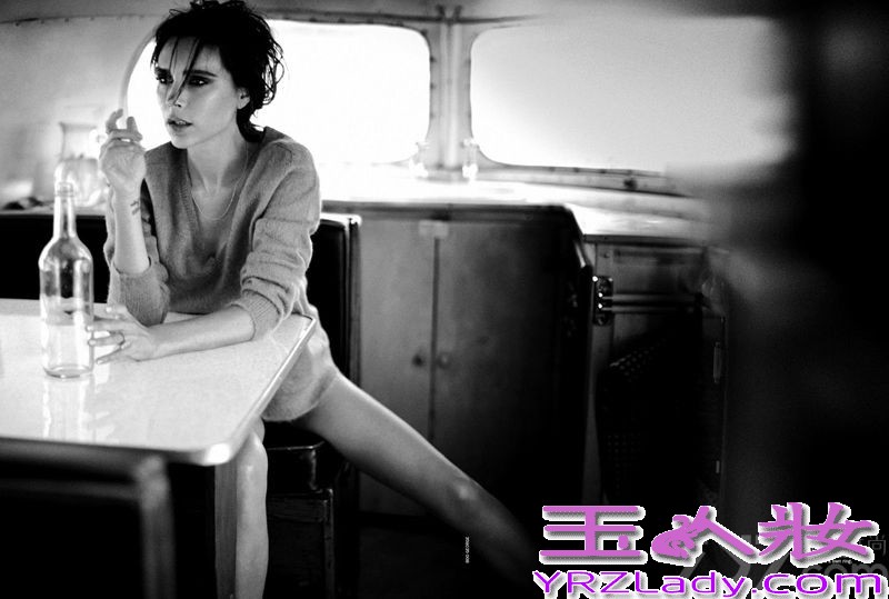 英国时尚设计师维多利亚·贝克汉姆（Victoria Beckham）闪耀《Vogue》澳大利亚版2013年9月刊封面，由摄影师Boo George掌镜，化妆师Carline Newell造型。
从流行歌手变身时尚设计师，维多利亚本身拥有着不可忽视的力量。《Vogue》澳大利亚版2013年9月刊封面时尚图片，向大家展示了一个充满力量和魅力的女性角色，杂志内容里前辣妹还给大家讲述了她的母亲经历、时尚帝国以及与英国最有名的足球运动员贝克汉姆的婚姻故事。