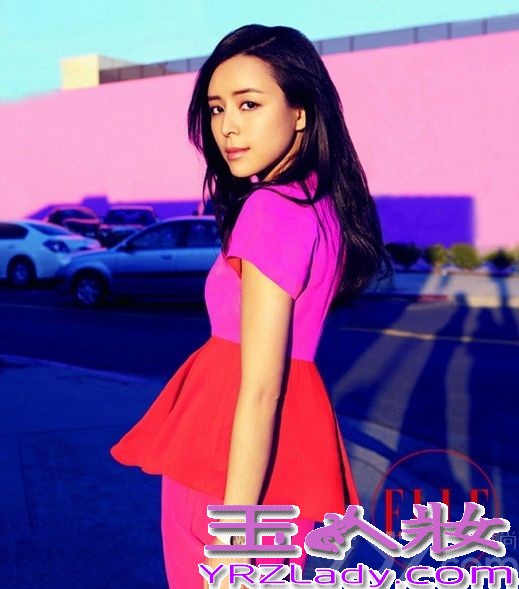 出生1980年的张静初在娱乐圈闯荡多年，成功跃居国内一线女星，也曾拍摄过很多大片。在今年的电影《富山春居图》中，张静初与刘德华饰演一对夫妻。张静初也曾获过多项电影大奖，下面就一起来看看张静初的时尚大气写真吧！
