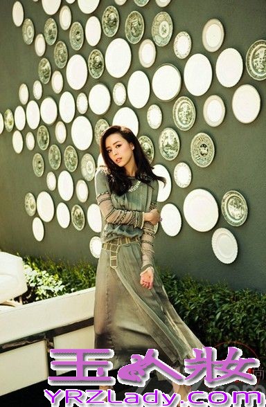 出生1980年的张静初在娱乐圈闯荡多年，成功跃居国内一线女星，也曾拍摄过很多大片。在今年的电影《富山春居图》中，张静初与刘德华饰演一对夫妻。张静初也曾获过多项电影大奖，下面就一起来看看张静初的时尚大气写真吧！
