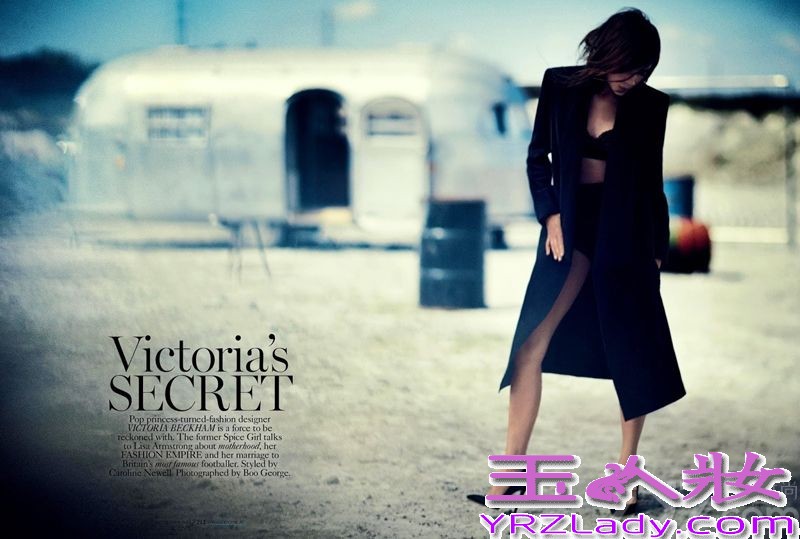 英国时尚设计师维多利亚·贝克汉姆（Victoria Beckham）闪耀《Vogue》澳大利亚版2013年9月刊封面，由摄影师Boo George掌镜，化妆师Carline Newell造型。
从流行歌手变身时尚设计师，维多利亚本身拥有着不可忽视的力量。《Vogue》澳大利亚版2013年9月刊封面时尚图片，向大家展示了一个充满力量和魅力的女性角色，杂志内容里前辣妹还给大家讲述了她的母亲经历、时尚帝国以及与英国最有名的足球运动员贝克汉姆的婚姻故事。