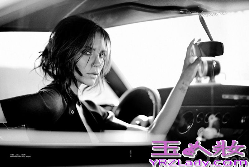 英国时尚设计师维多利亚·贝克汉姆（Victoria Beckham）闪耀《Vogue》澳大利亚版2013年9月刊封面，由摄影师Boo George掌镜，化妆师Carline Newell造型。
从流行歌手变身时尚设计师，维多利亚本身拥有着不可忽视的力量。《Vogue》澳大利亚版2013年9月刊封面时尚图片，向大家展示了一个充满力量和魅力的女性角色，杂志内容里前辣妹还给大家讲述了她的母亲经历、时尚帝国以及与英国最有名的足球运动员贝克汉姆的婚姻故事。