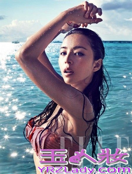 出生1980年的张静初在娱乐圈闯荡多年，成功跃居国内一线女星，也曾拍摄过很多大片。在今年的电影《富山春居图》中，张静初与刘德华饰演一对夫妻。张静初也曾获过多项电影大奖，下面就一起来看看张静初的时尚大气写真吧！
