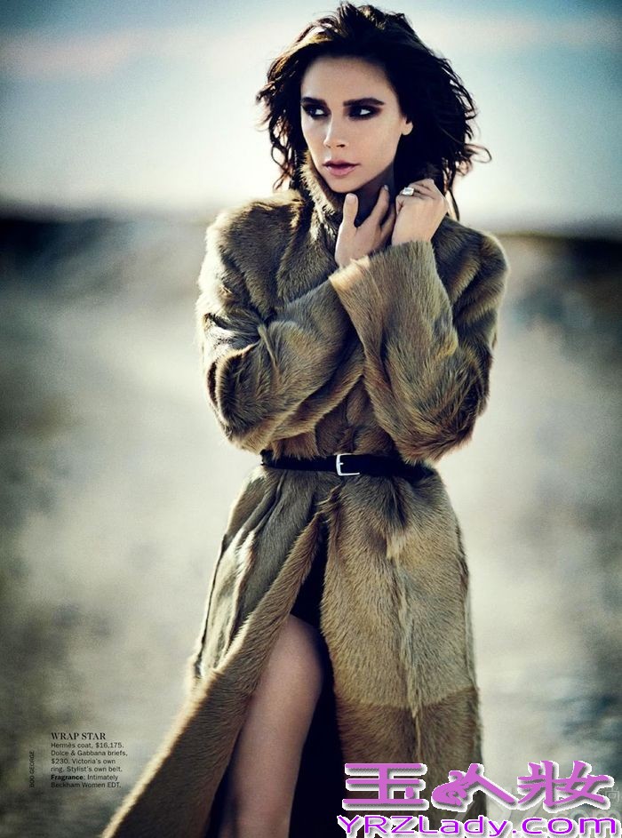 英国时尚设计师维多利亚·贝克汉姆（Victoria Beckham）闪耀《Vogue》澳大利亚版2013年9月刊封面，由摄影师Boo George掌镜，化妆师Carline Newell造型。
从流行歌手变身时尚设计师，维多利亚本身拥有着不可忽视的力量。《Vogue》澳大利亚版2013年9月刊封面时尚图片，向大家展示了一个充满力量和魅力的女性角色，杂志内容里前辣妹还给大家讲述了她的母亲经历、时尚帝国以及与英国最有名的足球运动员贝克汉姆的婚姻故事。