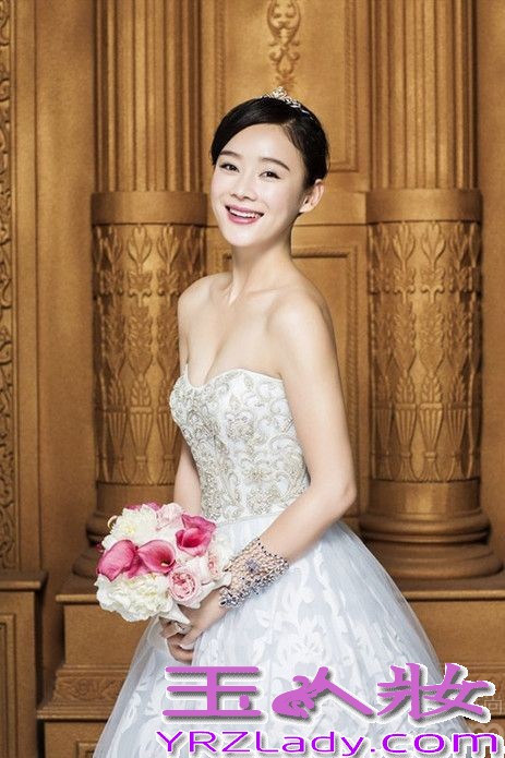 <p>近日女星袁姗姗为某杂志拍摄了一组封面大片。甜美靓丽的容貌搭配纯白的婚纱，似幸福新娘让人羡慕。</p>