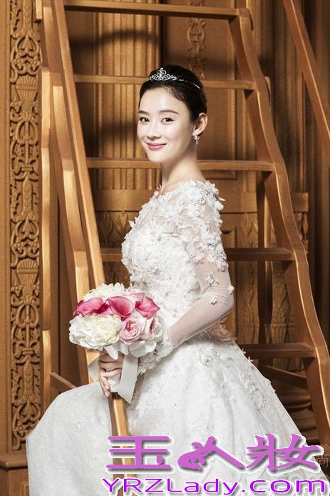 <p>近日女星袁姗姗为某杂志拍摄了一组封面大片。甜美靓丽的容貌搭配纯白的婚纱，似幸福新娘让人羡慕。</p>