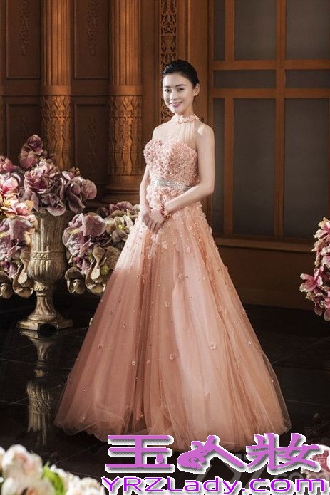 <p>近日女星袁姗姗为某杂志拍摄了一组封面大片。甜美靓丽的容貌搭配纯白的婚纱，似幸福新娘让人羡慕。</p>