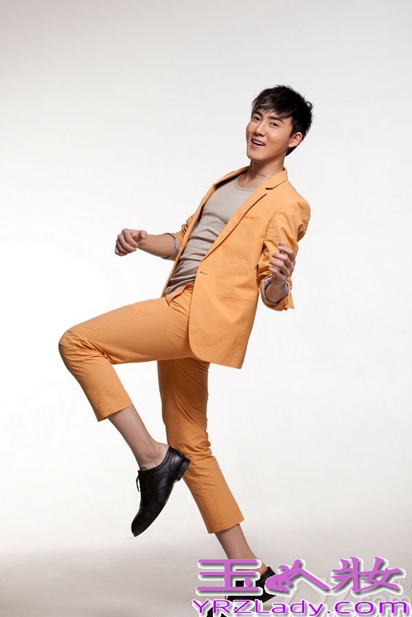 7月30日，张睿曝光一组阳光写真。张睿一身橙色西装，青春气息十足，动感动作更是张扬出独特风采。在将于8月6日播出的《花非花雾非雾》中，张睿饰演艺术学院高材生齐飞。