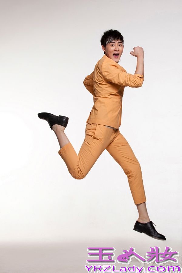 7月30日，张睿曝光一组阳光写真。张睿一身橙色西装，青春气息十足，动感动作更是张扬出独特风采。在将于8月6日播出的《花非花雾非雾》中，张睿饰演艺术学院高材生齐飞。