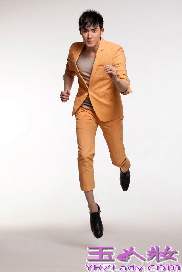 7月30日，张睿曝光一组阳光写真。张睿一身橙色西装，青春气息十足，动感动作更是张扬出独特风采。在将于8月6日播出的《花非花雾非雾》中，张睿饰演艺术学院高材生齐飞。