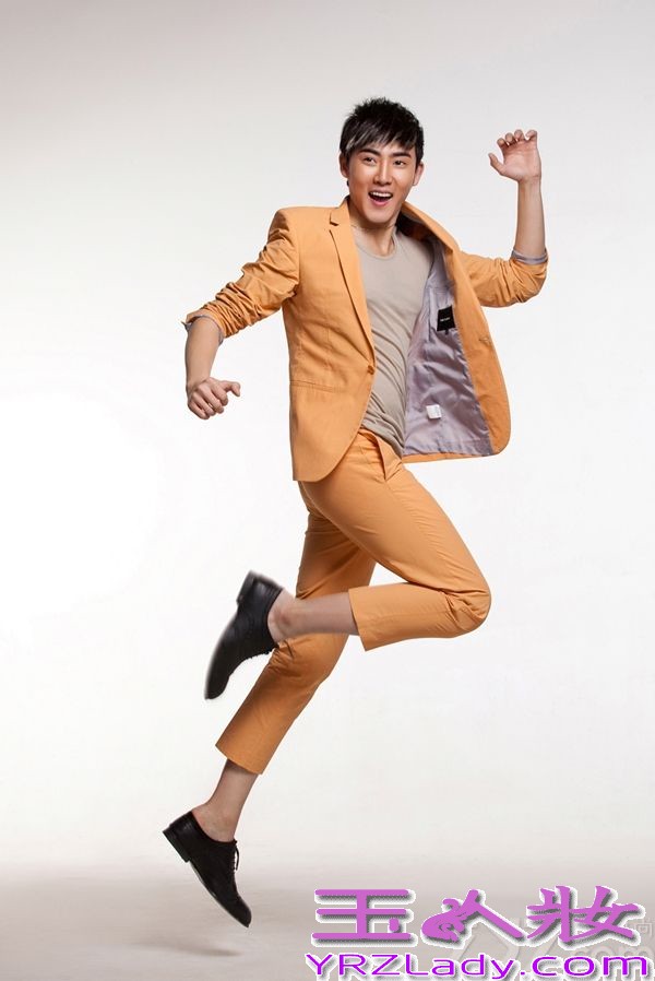 7月30日，张睿曝光一组阳光写真。张睿一身橙色西装，青春气息十足，动感动作更是张扬出独特风采。在将于8月6日播出的《花非花雾非雾》中，张睿饰演艺术学院高材生齐飞。