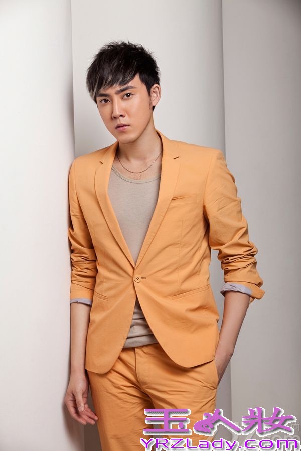 7月30日，张睿曝光一组阳光写真。张睿一身橙色西装，青春气息十足，动感动作更是张扬出独特风采。在将于8月6日播出的《花非花雾非雾》中，张睿饰演艺术学院高材生齐飞。