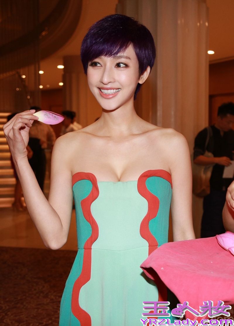 8月4日晚，演员张俪出席《时尚家居》“荷风雅集”活动。一袭DVF2013春夏几何拼接色抹胸连体裤，显得优雅别致、气质脱俗，而紫色短发搭配金色高跟鞋则凸显出时尚感。日前，由张俪主演的电视剧《新神探联盟》正在央视热播，剧中她塑造的御姐法医一角也颇受观众喜爱。