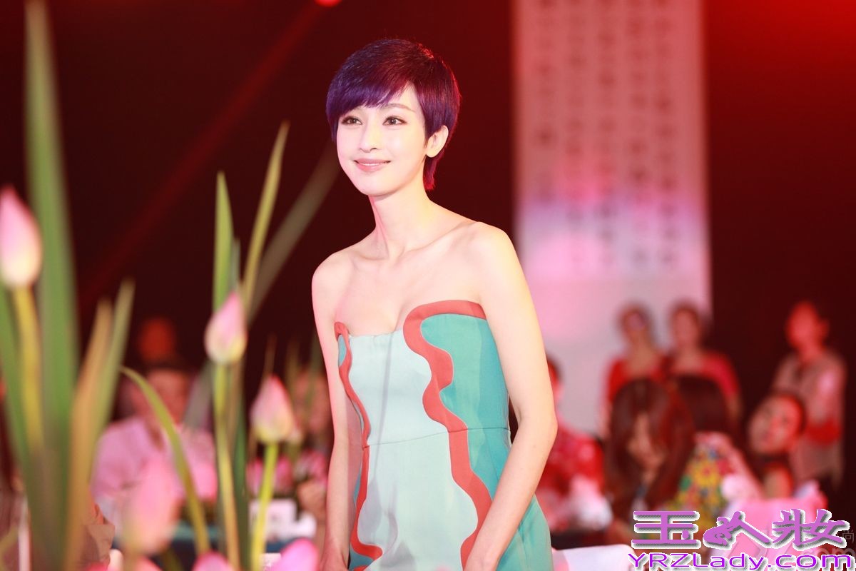 8月4日晚，演员张俪出席《时尚家居》“荷风雅集”活动。一袭DVF2013春夏几何拼接色抹胸连体裤，显得优雅别致、气质脱俗，而紫色短发搭配金色高跟鞋则凸显出时尚感。日前，由张俪主演的电视剧《新神探联盟》正在央视热播，剧中她塑造的御姐法医一角也颇受观众喜爱。