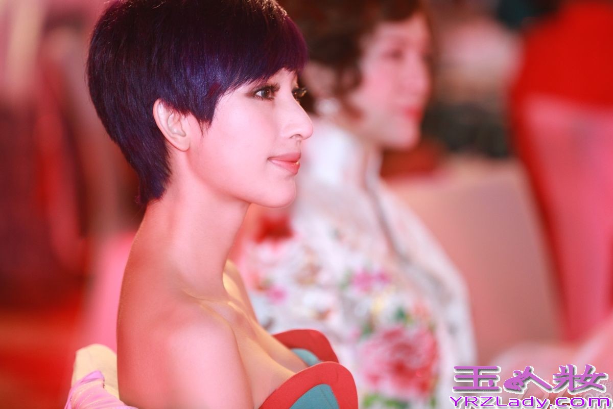 8月4日晚，演员张俪出席《时尚家居》“荷风雅集”活动。一袭DVF2013春夏几何拼接色抹胸连体裤，显得优雅别致、气质脱俗，而紫色短发搭配金色高跟鞋则凸显出时尚感。日前，由张俪主演的电视剧《新神探联盟》正在央视热播，剧中她塑造的御姐法医一角也颇受观众喜爱。