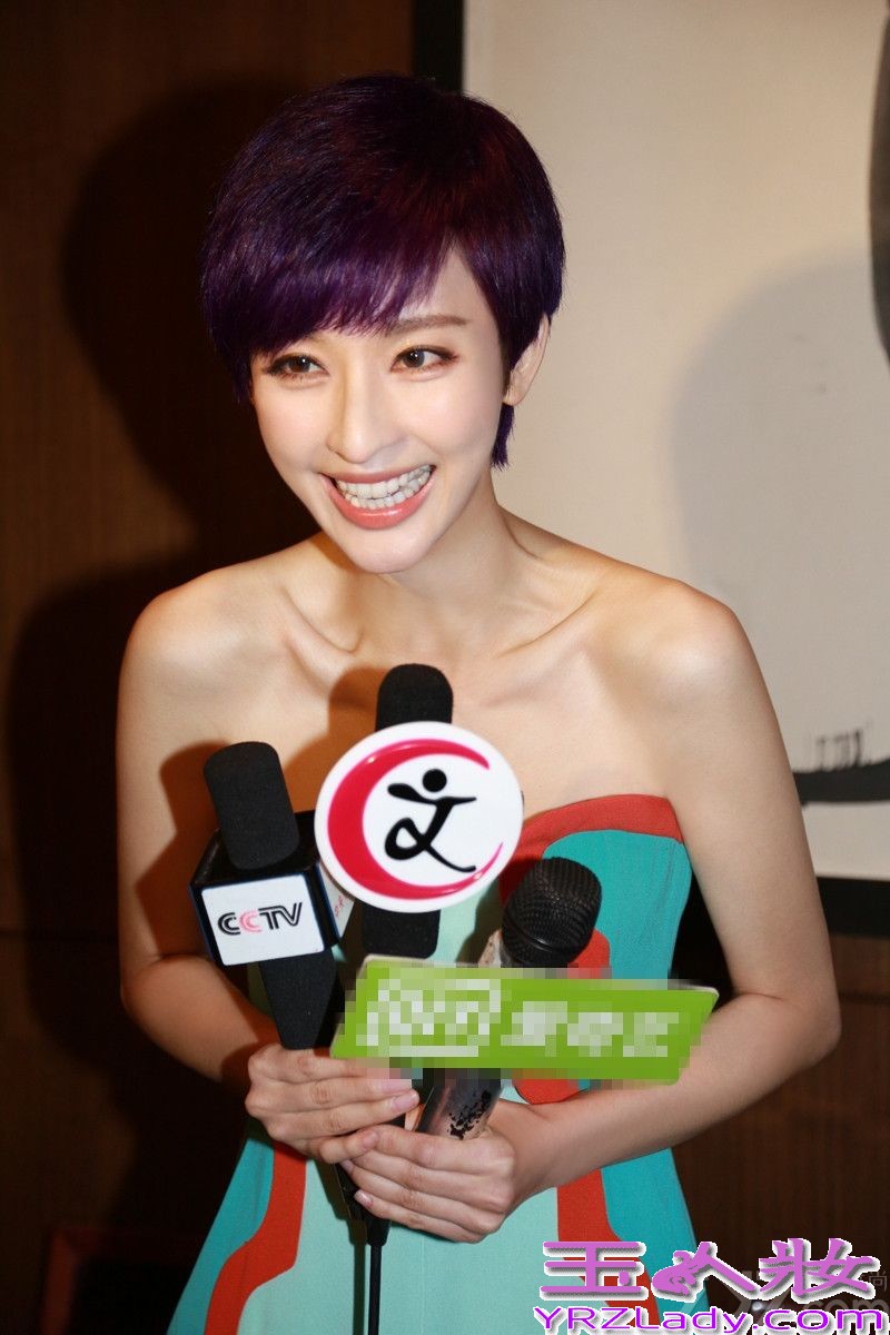 8月4日晚，演员张俪出席《时尚家居》“荷风雅集”活动。一袭DVF2013春夏几何拼接色抹胸连体裤，显得优雅别致、气质脱俗，而紫色短发搭配金色高跟鞋则凸显出时尚感。日前，由张俪主演的电视剧《新神探联盟》正在央视热播，剧中她塑造的御姐法医一角也颇受观众喜爱。