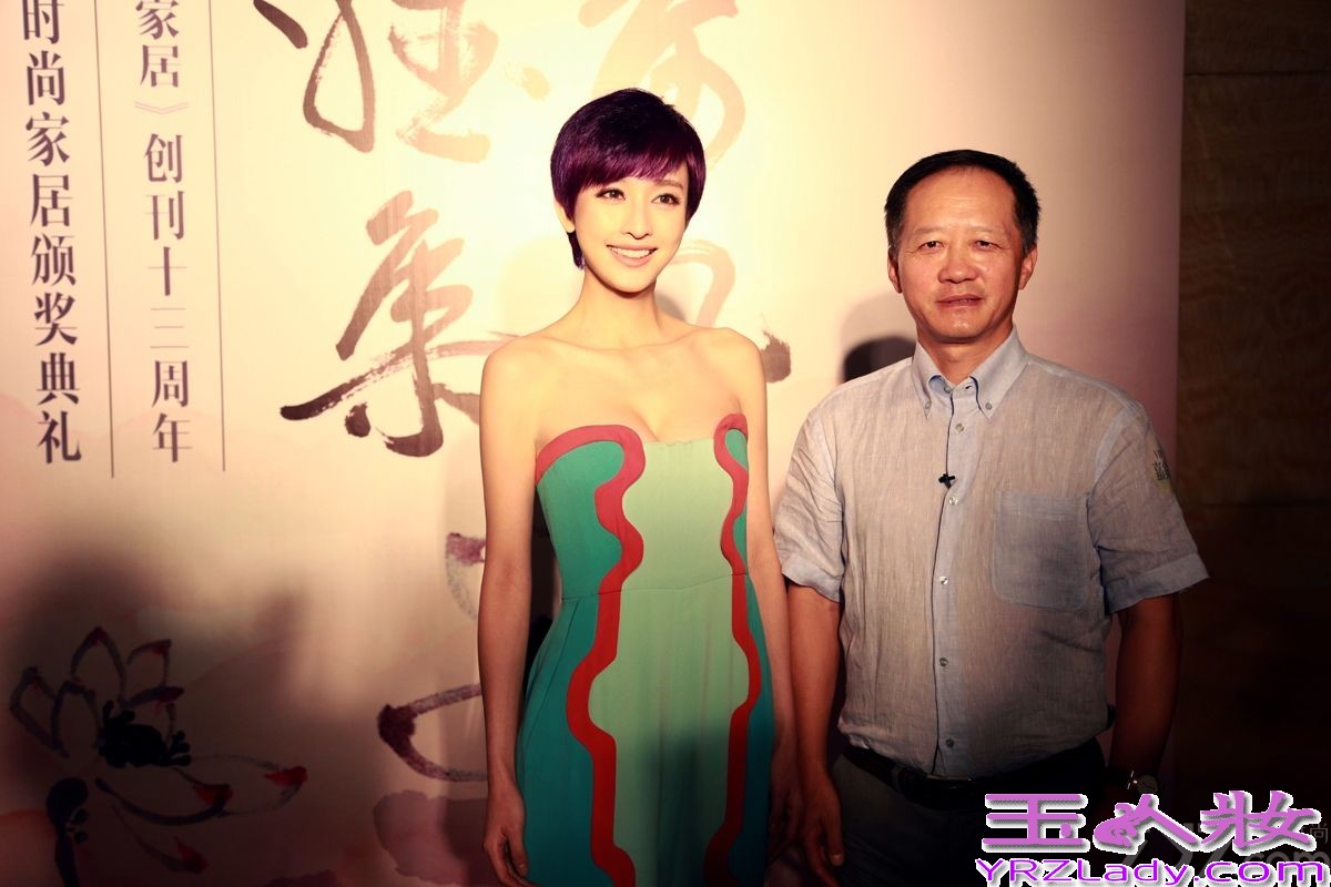 8月4日晚，演员张俪出席《时尚家居》“荷风雅集”活动。一袭DVF2013春夏几何拼接色抹胸连体裤，显得优雅别致、气质脱俗，而紫色短发搭配金色高跟鞋则凸显出时尚感。日前，由张俪主演的电视剧《新神探联盟》正在央视热播，剧中她塑造的御姐法医一角也颇受观众喜爱。