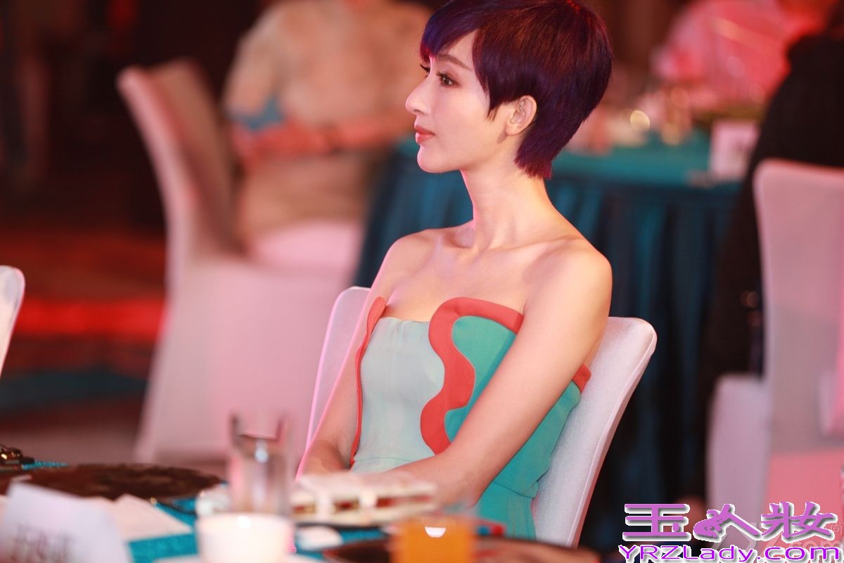 8月4日晚，演员张俪出席《时尚家居》“荷风雅集”活动。一袭DVF2013春夏几何拼接色抹胸连体裤，显得优雅别致、气质脱俗，而紫色短发搭配金色高跟鞋则凸显出时尚感。日前，由张俪主演的电视剧《新神探联盟》正在央视热播，剧中她塑造的御姐法医一角也颇受观众喜爱。