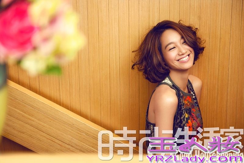 <p>人人都想做大咖，家家都在抢第一。这个处在风口浪尖的当红主持人、电视剧女主角却说，什么一姐不一姐。做个&ldquo;老人&rdquo;压力太大承受不了，她只希望在各种新的领域一直当个新人。一身休闲、满脸轻松，当她眉飞色舞聊演戏，你仿佛听到她那声：Hi，我是个新人！</p>