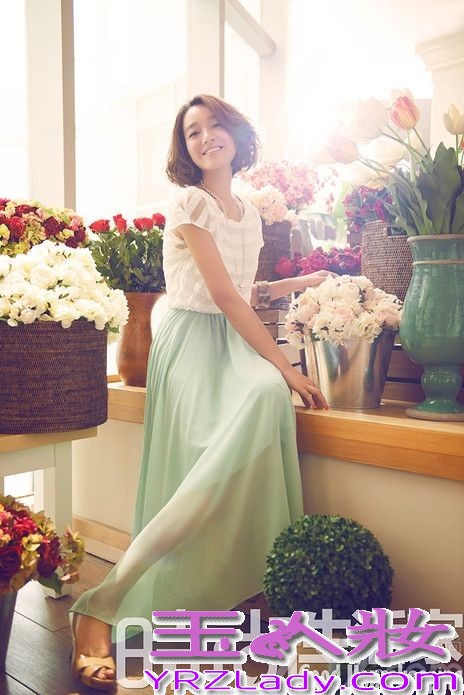 <p>人人都想做大咖，家家都在抢第一。这个处在风口浪尖的当红主持人、电视剧女主角却说，什么一姐不一姐。做个&ldquo;老人&rdquo;压力太大承受不了，她只希望在各种新的领域一直当个新人。一身休闲、满脸轻松，当她眉飞色舞聊演戏，你仿佛听到她那声：Hi，我是个新人！</p>