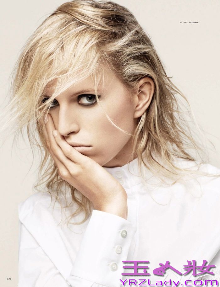 捷克超模卡罗莱娜·科库娃（Karolina Kurkova）《时尚芭莎》（Harper’s Bazaar）杂志俄罗斯版2013年9月刊杂志封面黑白写真，由摄影师大卫·罗默（Did Roemer）执镜。用白色和黑色来代表“光明与黑暗”是最恰当不过的了，这两种强烈的色彩对比，往往是秋季最经典的组合。