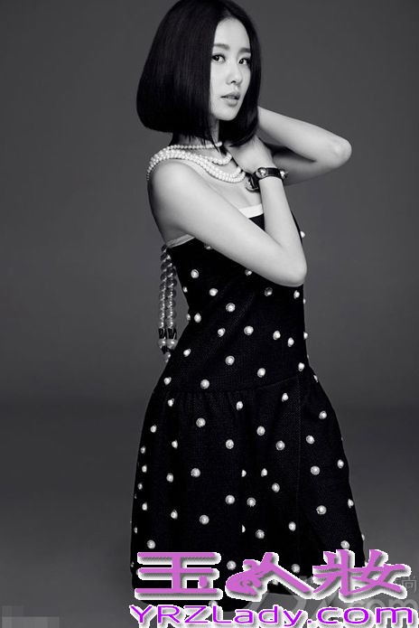 刘诗诗为某杂志拍摄的夏日气场大片曝光。蓝裙飘逸，白裙飞扬，粉裙俏丽，刘诗诗气场强大展现率性真我，游走于女孩和御姐之间，女神范儿十足。